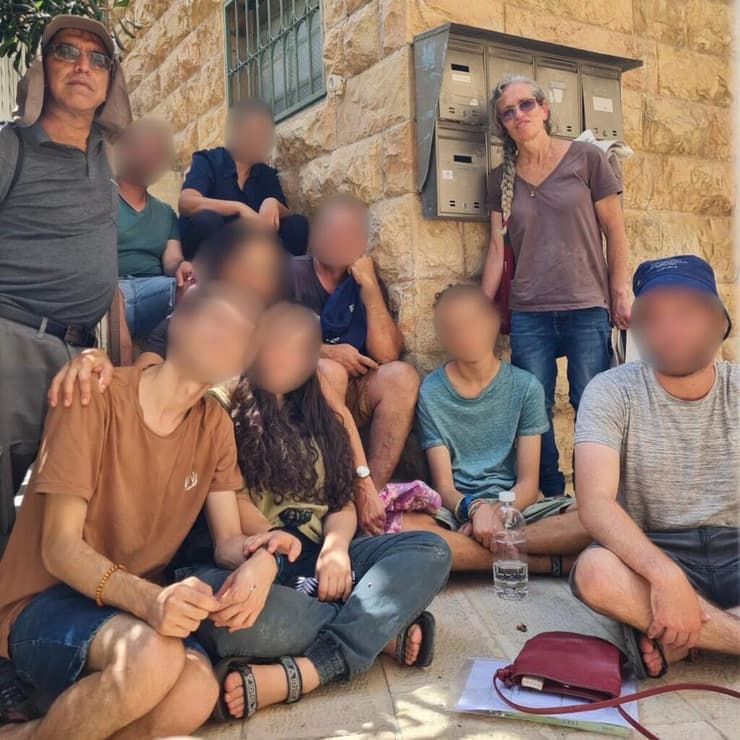 משפחת גורן ומשפחת אלפסה (דודים) בטיול משפחתי (צילום: באדיבות המשפחה) משפחת גורן ומשפחת אלפסה (דודים) בטיול משפחתי