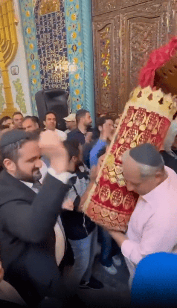 הרב גראמי (משמאל) בחגיגות שמחת תורה בטהרן (צילום: מתוך דף האינסטגרם של הרב יהודה גראמי) חגיגות שמחת תורה בטהרן