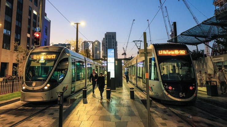 מפגש קווי הרכבת הקלה L1 ו־ L3 ברובע הכניסה לעיר ירושלים (צילום: עוז שכטר) מפגש קווי הרכבת הקלה L1 ו־ L3 ברובע הכניסה לעיר ירושלים