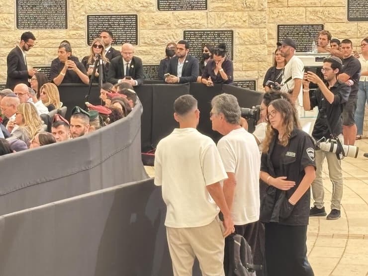 יעקב גודו מול ראש הממשלה נתניהו (צילום: גיל יוחנן ) יעקב גודו צעק על בנימין נתניהו במהלך נאומו בטקס פעולות האיבה לציון אירועי ה7.10