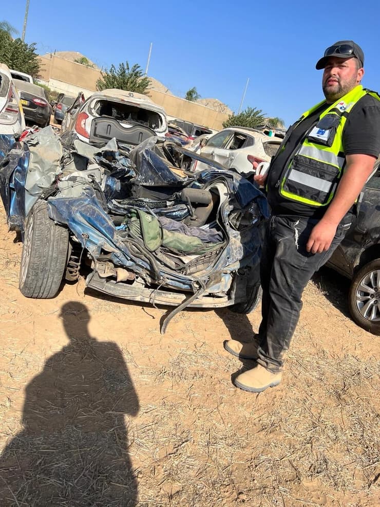 ליד כלי רכב שרופים (צילום: זק"א) ליד כלי רכב שרופים
