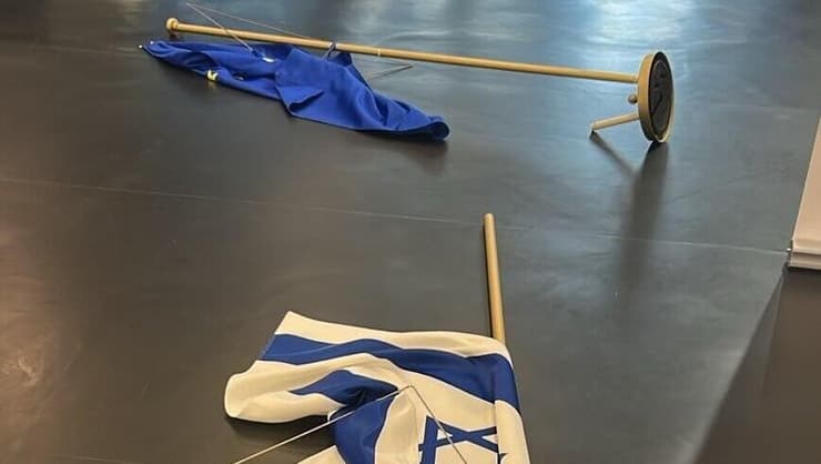  חברת הפרלמנט האירופית מהשמאל הקיצוני רומסת ומשחיתה את דגלי ישראל