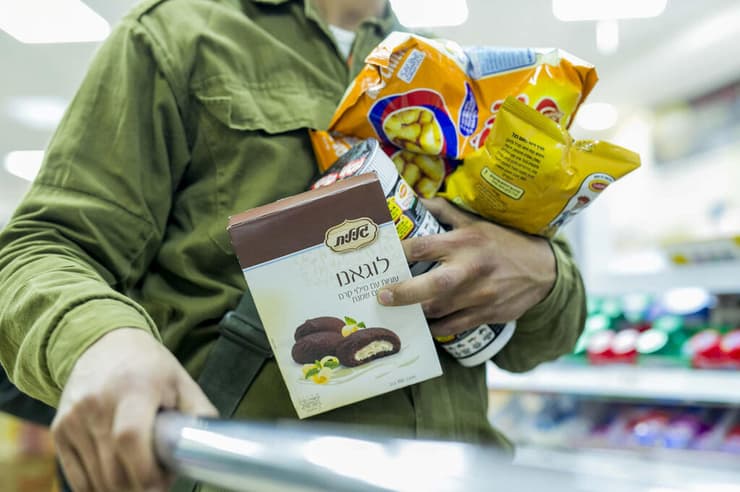 חנות נוחות לחיילים של רשת כוורת (צילום: סיון פרג') חנות נוחות לחיילים של רשת כוורת