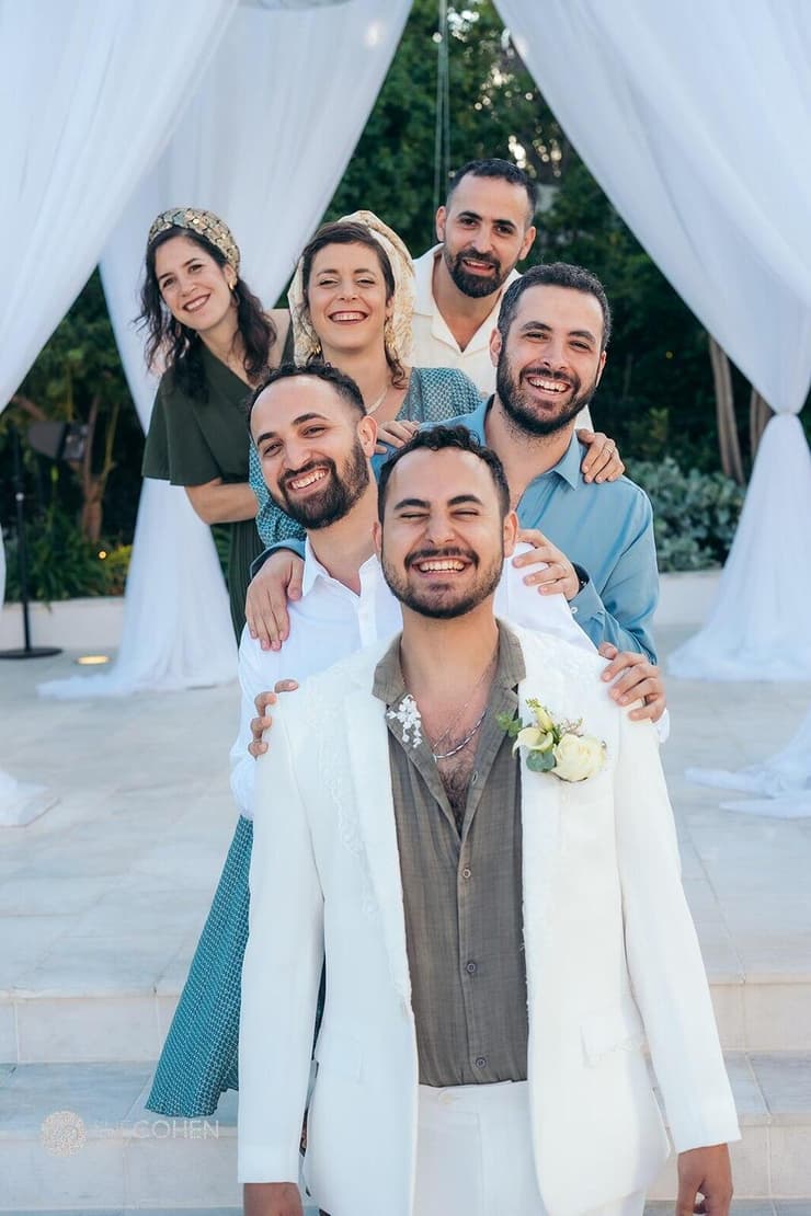 האחים, מהקדמי לאחור: צפניה, אבינעם ובן נון, שיצאו מהארון; ומאחוריהם הודיה, יקותיאל ודרורה (צילום: סוף כהן) האחים, מהקדמי לאחור: צפניה, אבינעם ובן נון, שיצאו מהארון; ומאחוריהם הודיה, יקותיאל ודרורה