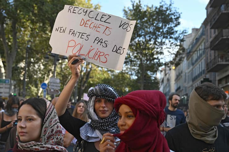 עם כאפייה, במרסיי (צילום: Miguel MEDINA / AFP) מרסיי הפגנה מחאת תלמידים צרפת