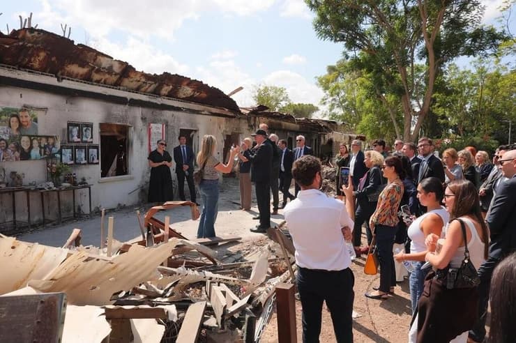 שגרירי האיחוד האירופי בישראל מבקרים בניר עוז לציון 3 שנים לטבח (צילום: טל סיגרון) האיחוד האירופי מציין את ה-7 באוקטובר בניר עוז