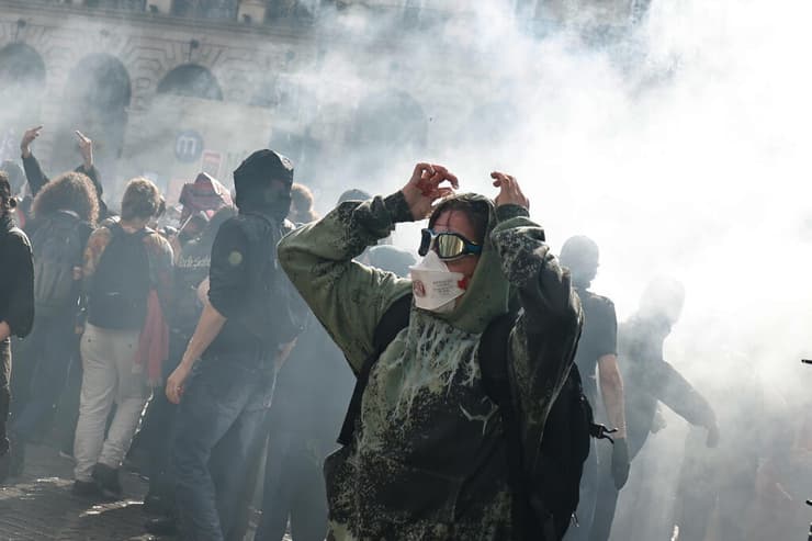 גז מדמיע שרוסס בעימותים בעיר רן (צילום: AP Photo/Jeremias Gonzalez) צרפת הפגנה עימותים בעיר רן הפגנה מחאת תלמידים