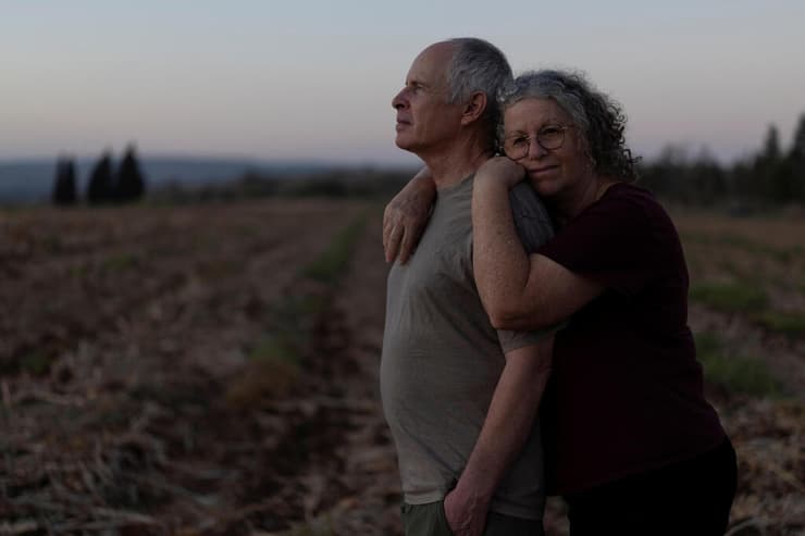 אביבה וקית' סיגל. "המשיכה לחיות את השבי שלי בכל יום שעבר" (צילום: REUTERS/Shir Torem) אביבה ו- קית' סיגל