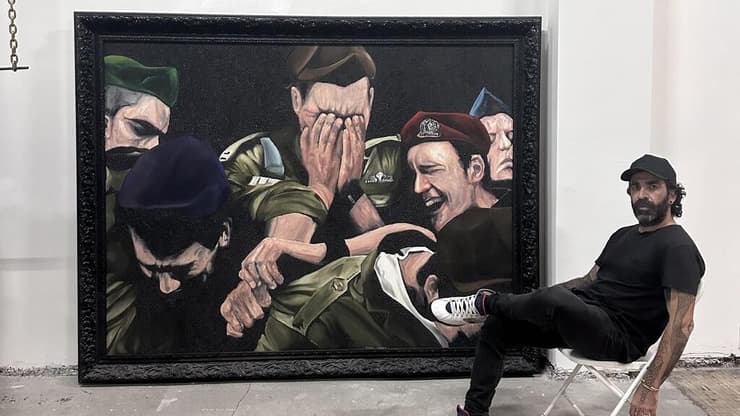 "רוב המשאבים צריכים להיות מושקעים בנשים, הן אלו שיחזיקו את כולנו". תומר פרץ לצד יצירתו, Funeral (2011) (צילום: באדיבות המרואיין) תומר פרץ לצד יצירתו, Funeral (2011)