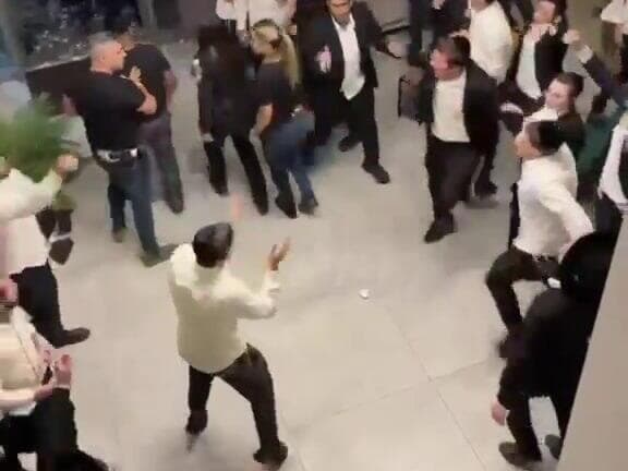 המשטרה יוצאת, תומכי העריק חוגגים