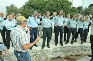 יעקב (יקי) חץ מרצה בפני פורום מטכ"ל בגבעת התחמושת ב-2012