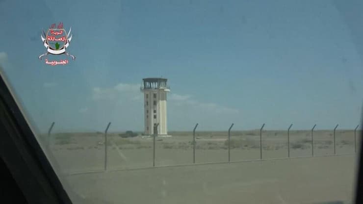 צילום: רויטרס תיעוד שפרסמו כוחות ממשלת תימן הפרו-סעודית ובו נטען כי כוחותיהם נראים מתקדמים לעבר העיירה דובאב שליד מצר באב אל-מנדב