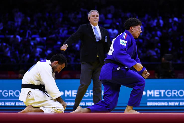 אלבז אחרי האיפון (צילום: Anne-Christine POUJOULAT / AFP) יהונתן אלבז דיאן בולמטאפס