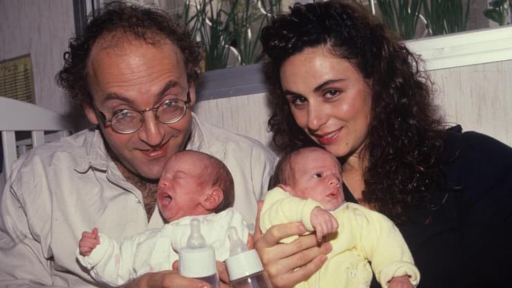 מקורות השמחה. חנה אזולאי הספרי, שמואל הספרי ושני בניהם - התאומים יאיר ואבשלום (צילום: מאיר אזולאי) חנה אזולאי הספרי