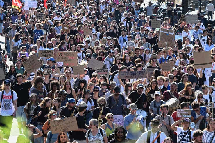 צעדה הבוקר בבורדו (צילום: AP Photo/Caroline Blumberg) בורדו הפגנה מחאת תלמידים צרפת
