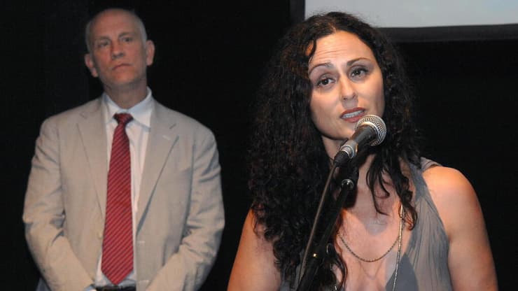 הגדירה את הקול שלה. הזכייה בפרס השחקנית הטובה על "שבעה", 1994. חנה אזולאי הספרי וג'ון מלקוביץ' (צילום: מאיר אזולאי) חנה אזולאי הספרי