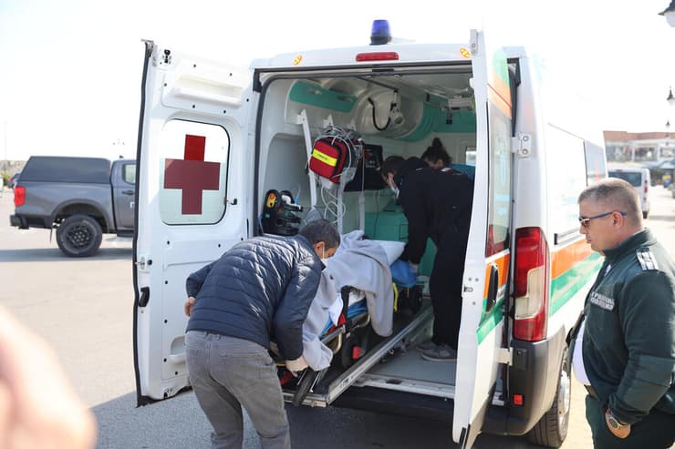 פינוי פצועים מפגיעת הכטב"ם באונייה ABLE, גם היא בבעלות טורקית. שניים נפגעו באורח קשה (צילום: Bulgarian News Agency via AP) בולגריה הים השחור פינוי פצועים מ ספינה נושאת דגל פלאו ש נפגעה מ כטב"ם מלחמת רוסיה אוקראינה