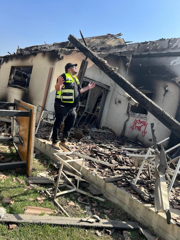 אנשי זק"א אשקלון באחד היישובים שעליהם פשטו מחבלים (צילום: זק"א) אנשי זק"א אשקלון באחד היישובים שעליהם פשטו מחבלים