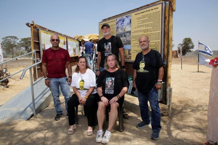 משפחות שכולות באנדרטה ליד המכולה שבה נרצחו יקיריהן (צילום: ריאן פרויס) משפחות שכולות באנדרטה ליד המכולה שבה נרצחו יקיריהן