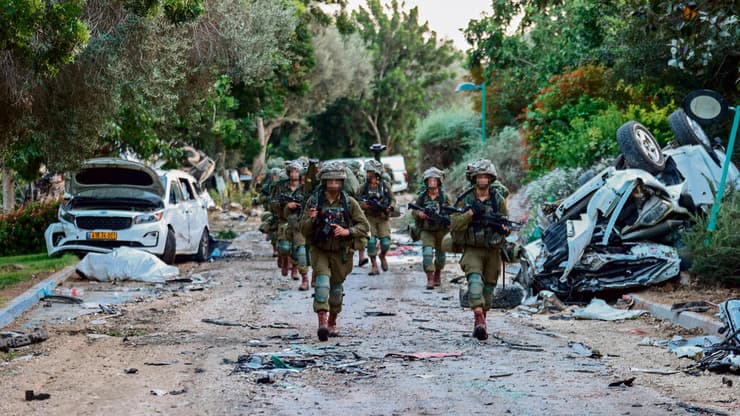 לוחמי צה"ל יום לאחר הטבח בעוטף (גדי קבלו) לוחמי צה"ל סורקים את הריסות קיבוץ בארי, בימים שאחרי 7 באוקטובר