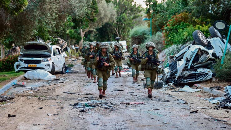 לוחמי צה"ל סורקים את הריסות קיבוץ בארי, בימים שאחרי 7 באוקטובר
