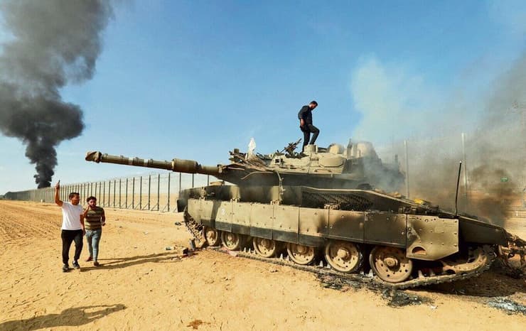 טנק ישראלי בוער ב־ 7 באוקטובר. “יש כרגע מאזן הרתעה חזק מול חמאס”, הרגיע נתניהו