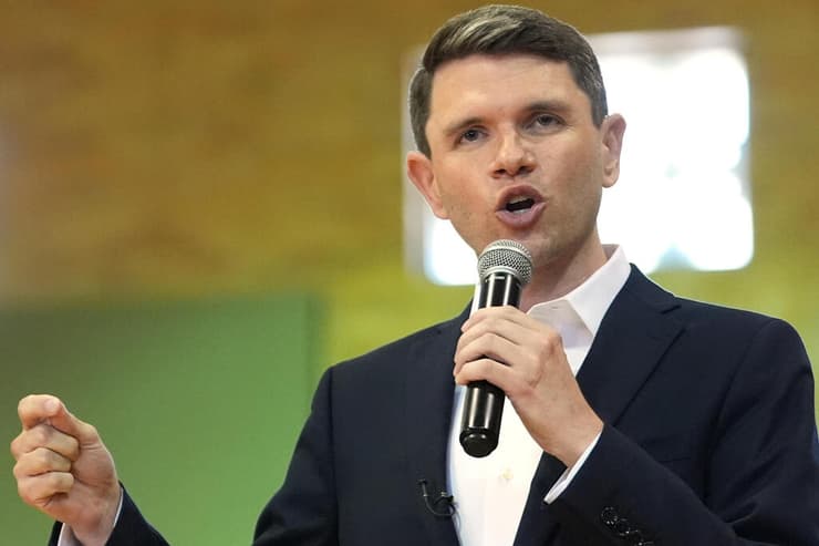 המועמד הדמוקרטי בטקסס ג'יימס טלריקו, נוצרי אדוק שמנסה להחזיר לצד הליברלי את הבעלות על "דרכו של ישו" (צילום: AP Photo/Julia Demaree Nikhinson) ג'יימס טלריקו המועמד הדמוקרטי במרוץ ל סנאט טקסס בחירות אמצע ארה"ב במרכז חלוקת מזון 9 בספטמבר