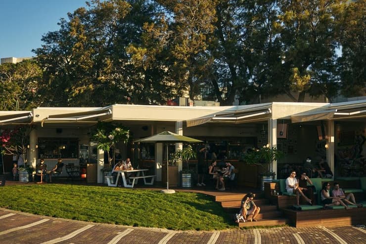 בהיעדר תיירים גם יש פחות מלכודות תיירים. קפה קשת (צילום: אמיר מנחם) קפה קשת