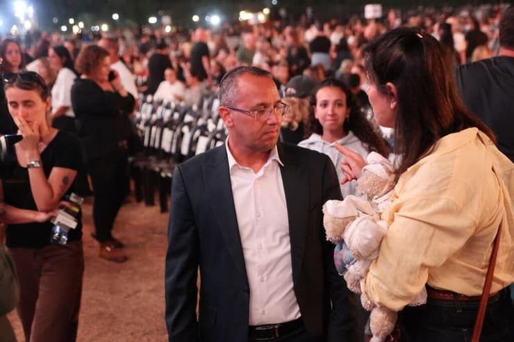 צילום: מוטי קמחי אלי ושרון שרעבי בטקס הלאומי לציון השבעה באוקטובר