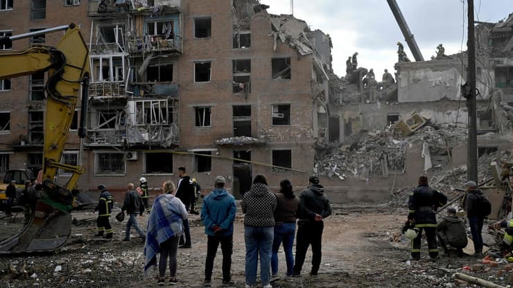 צילום: Genya Savilov / AFP תקיפה של רוסיה החריבה בניין מגורים בעיר פרילוקי ב אוקראינה
