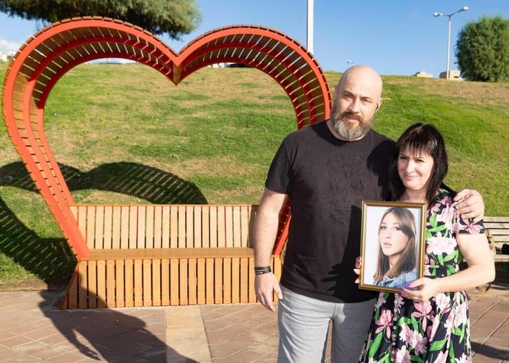 פינת ההנצחה בחוף נירוונה בחיפה לזכרה של דניאלה פטרנקו (צילום: גיל נחושתן) פינת הנצחה לזכרה של דניאלה פטרנקו שנרצחה בנובה בחוף הים בחיפה