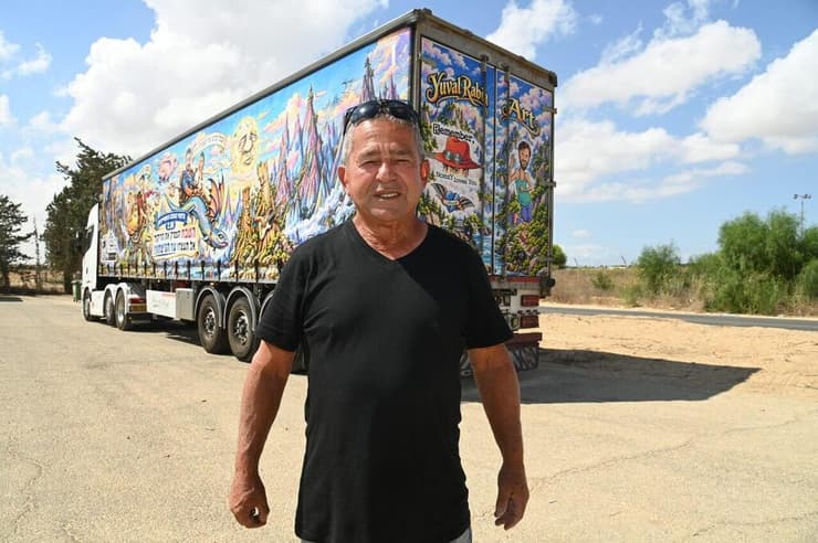 ז'וז'ו רביע לצד משאית ההנצחה לזכר בניו, יובל ונועם זכרם לברכה (צילום: הרצל יוסף) ז׳וז׳ו רביע, אביהם של יובל ונועם ז״ל שנרצחו, לצד משאית שעליה עיצוב הנצחה