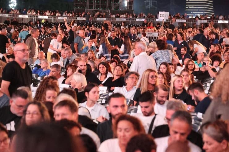 הקהל בטקס הזיכרון (צילום: מוטי קמחי) טקס הזיכרון הלאומי של משפחות 7 באוקטובר