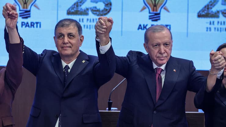 צילום: Adem ALTAN / AFP נשיא טורקיה רג'פ טאיפ ארדואן וראש העיר איזמיר ג'מיל טוגאי