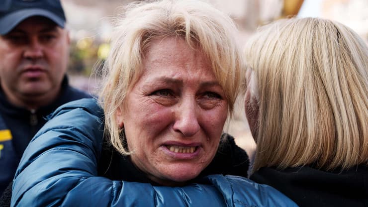 צילום: AP Photo/Evgeniy Maloletka תקיפה של רוסיה החריבה בניין מגורים בעיר פרילוקי ב אוקראינה