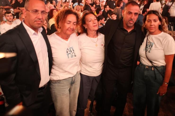 אלי ושרון שרעבי בטקס (צילום: מוטי קמחי ) אלי ושרון שרעבי בטקס הלאומי לציון השבעה באוקטובר