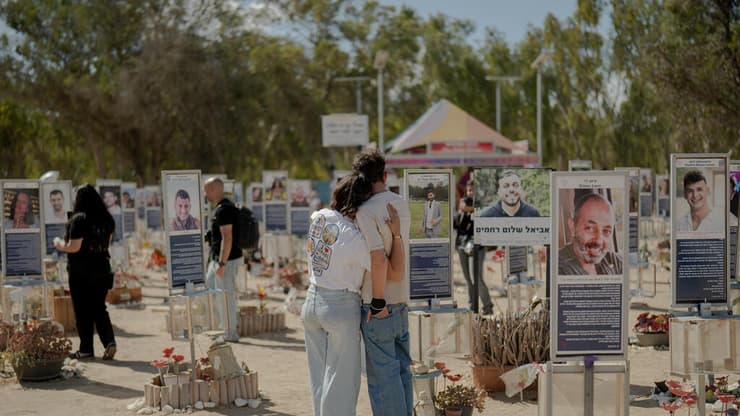 נתניהו לא הגיע לטקס ובחר להשתלח בתקשורת. שלוש שנים לטבח ה-7 באוקטובר. מתחם פסטיבל הנובה (צילום: Erik Marmor/Getty Images) שלוש שנים לטבח ה-7 באוקטובר. במתחם פסטיבל הנובה