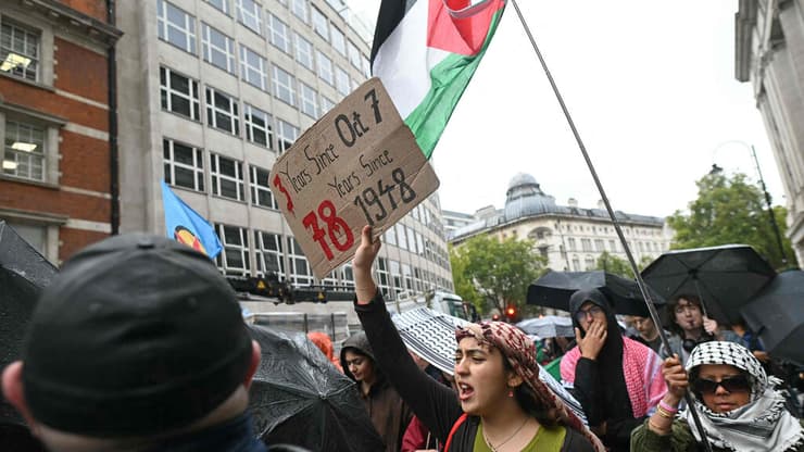 הפגנה פרו פלסטינית בבריטניה (צילום: JUSTIN TALLIS / AFP) לונדון בריטניה מחאה פרו פלסטינית ביום ציון 3 שנים ל 7.10