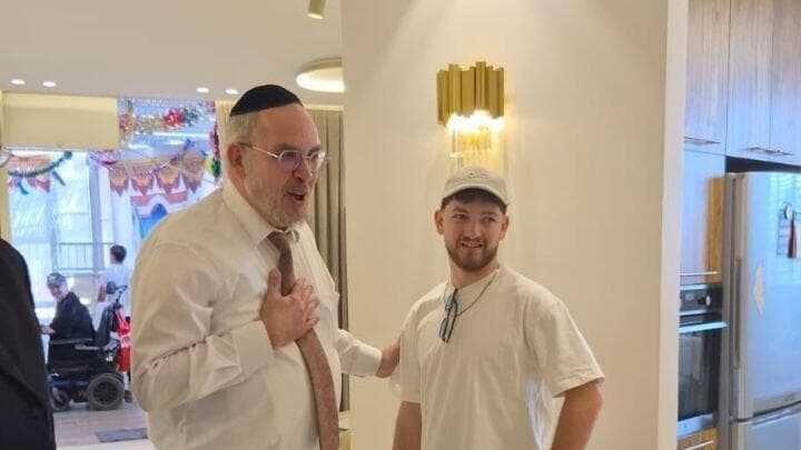 יו"ר יהדות התורה יעקב אשר יחד עם שורד שבעה באוקטובר בר קופרשטיין