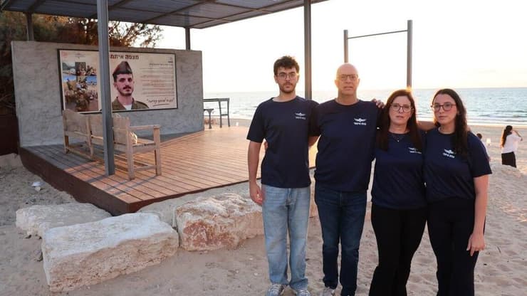 "מסמל את ההמשכיות שלו". משפחתו של סמ"ר יוסף איתמר ברוכים ז"ל לצד המצפה לזכרו בחוף מצודה באשדוד (צילום: גדי קבלו) משפחתו של סמ"ר יוסף איתמר ברוכים שנהרג בעזה במצפה לזכרו