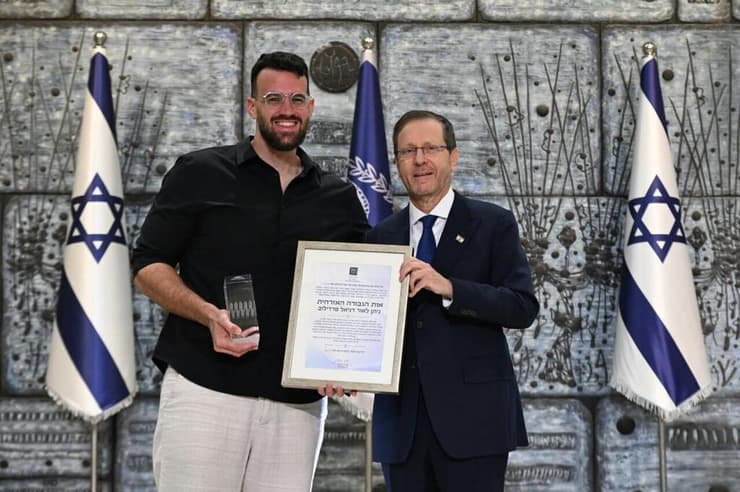 נשיא המדינה יחד עם אור פרדילוב (צילום: דוברות בית הנשיא) נשיא המדינה יחד עם אור פרידלוב באות הנשיא
