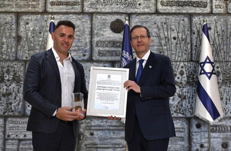 נשיא המדינה יחד עם ד"ר שוטה מוסייב (צילום: דוברות בית הנשיא) נשיא המדינה יחד עם ד"ר שוטה מוסייב באות הנשיא