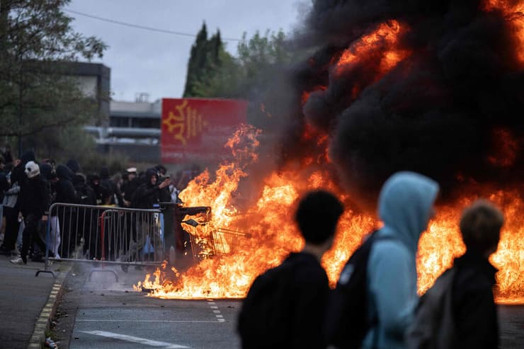 אש במחאת התלמידים היום בטולוז (צילום: Lionel BONAVENTURE / AFP) צרפת מהומות תלמידים מפגינים מתפרעים טולוז