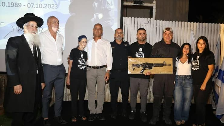 המפכ"ל מעביר למשפחתו של דנילוב ז"ל את נשקו האישי (צילום: שלומי גבאי, דוברות עיריית חדרה) המפכ"ל מעביר למשפחתו של דנילוב ז"ל את נשקו האישי