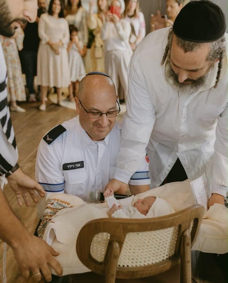 "הלידה הזו היא מתנה עבורי". רידר בברית מימין לשמאל: רידר, דניאל ופנינה יסכה ביטון עם ילדיהם והמיילדת הילה ברביץ