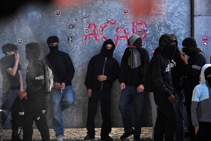 צילום: Nicolas TUCAT / AFP בלגיה מהומות מפגינים ל שוטרים בהשראת מהומות ה תלמידים ב צרפת