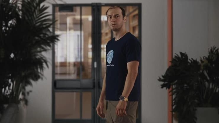לא מסוגל לשקר. יורי בוריסוב הוא איליה סוצקבר, מתוך Artificial (צילום מסך, Neon) מתוך Artificial