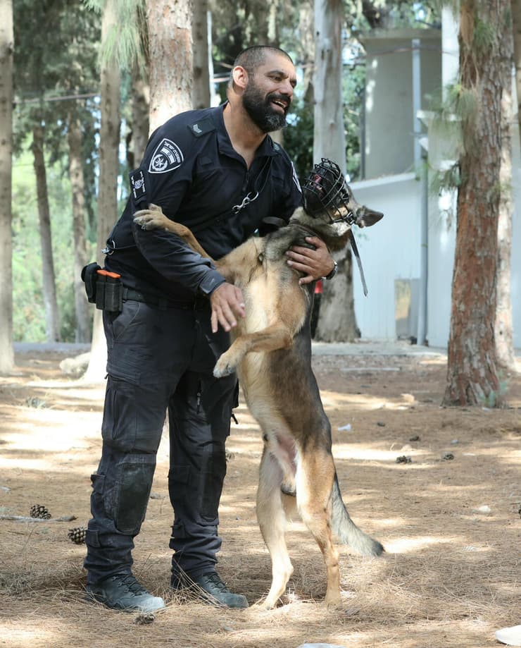 הכלב ג'רי עם רס"ב זאהר דאהר (צילום: אלעד גרשגורן) הכלב ג'רי עם רס"ב זאהר דאהר