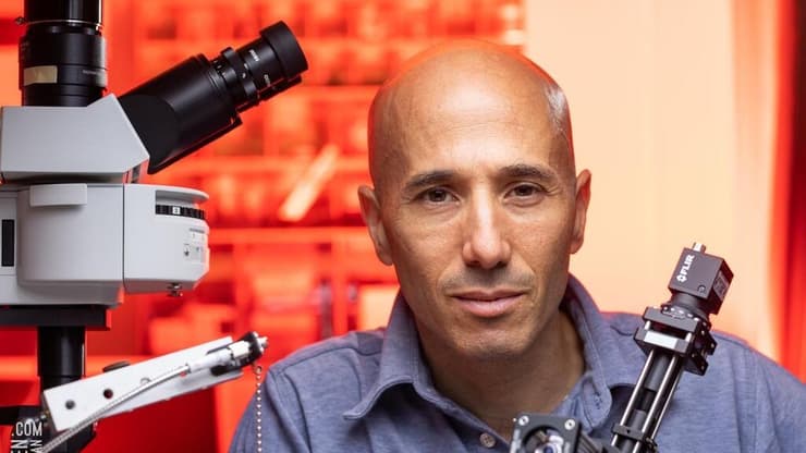 "אנשים אמרו: 'תשמע, לא ברור שזה יעבוד במוח חי". פרופ' עופר יזהר (צילום: רונן גולדמן) פרופ' עופר יזהר