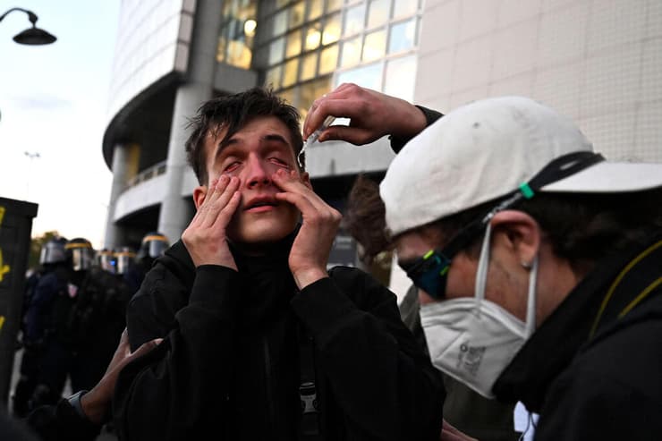 צילום: JULIEN DE ROSA / AFP הפגנה פריז כיכר הבסטיליה מחאת תלמידים צרפת